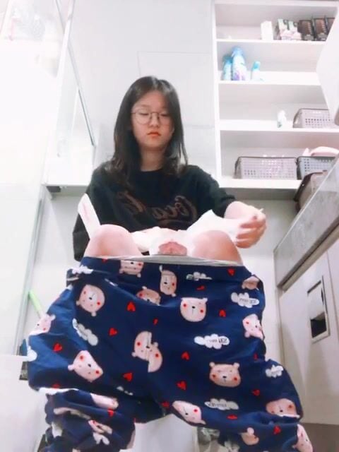 bé học sinh loli mặt cute nứng lồn thủ dâm bất chấp - phần 29